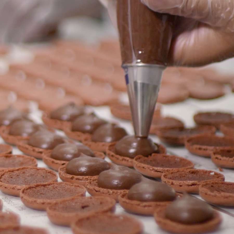 
                  
                    Charger l&amp;#39;image dans la galerie, La Maison du Chocolat – Produits Officiels Paris 2024 | Dégustation et visite privée de la chocolaterie avec le MOF Nicolas Cloiseau pour 5 personnes + 5 lots de coffrets
                  
                