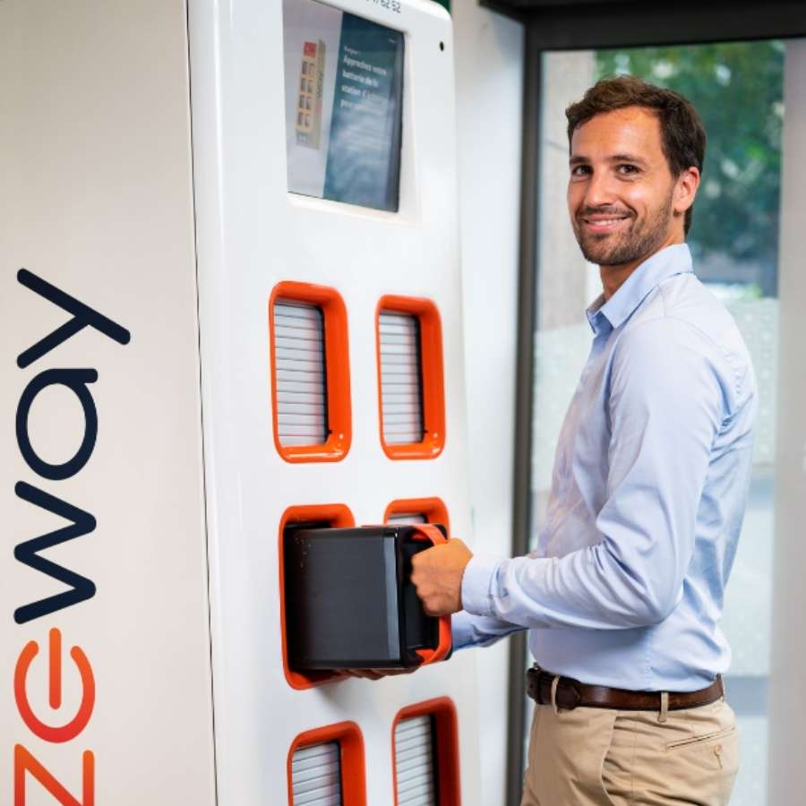 
                  
                    Charger l&amp;#39;image dans la galerie, Zeway | 2 ans d&amp;#39;abonnement sur le scooter électrique swapperOne rechargeable en 50 secondes
                  
                